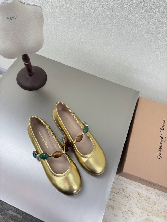 Gianvitorossi bohemian flats in golden apricot, a versatile pair. Made of lambsk