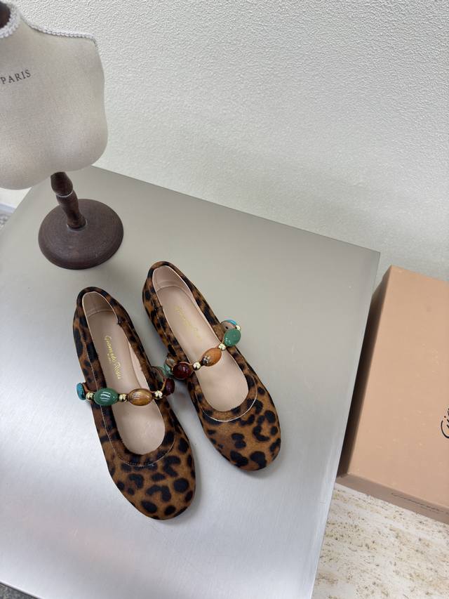 Bohemian-inspired Gianvitorossi flats. A versatile pair. Fabric: leopard print,