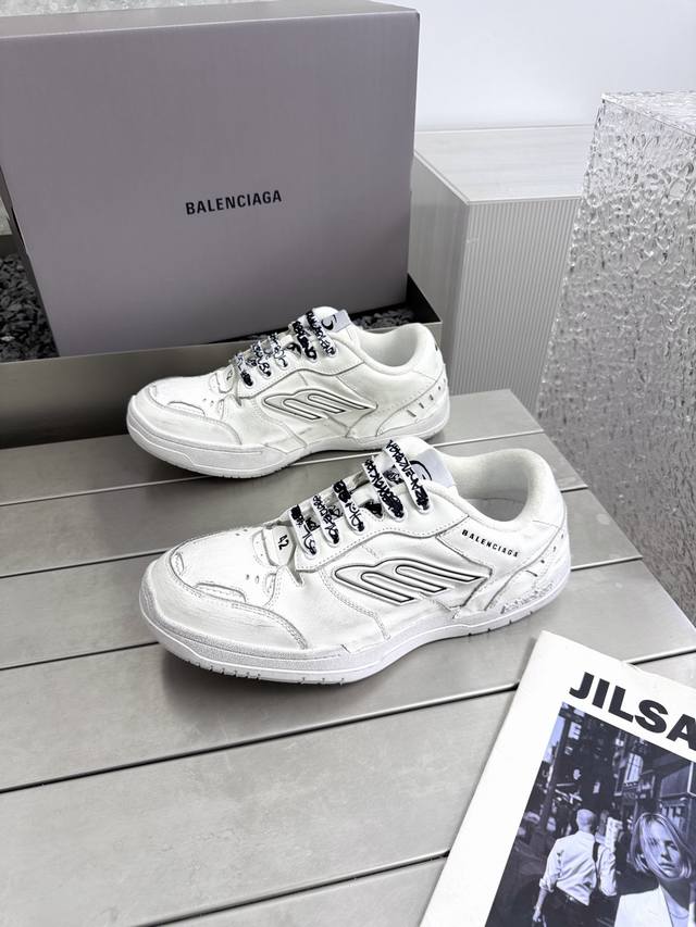 Balenciaga Hamptons Worn-Out 25Fw, the latest colorway. This two-tone colorway c