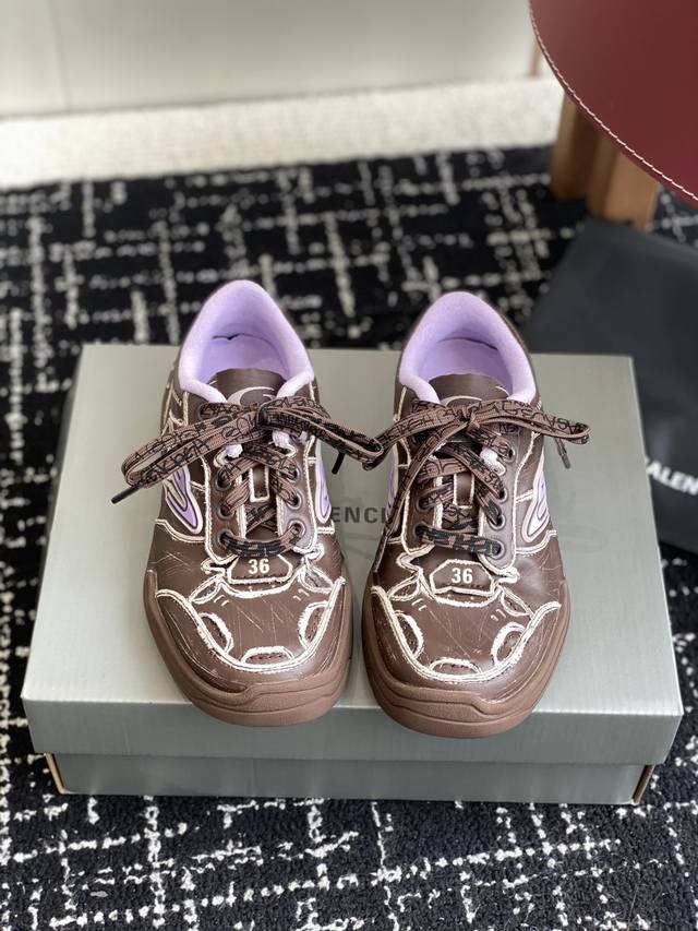 Balenciaga Hamptons Worn-Out 25Fw in the latest colorway. This two-tone colorway