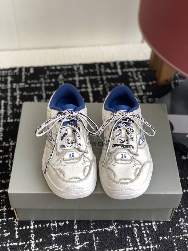 a former Balenciaga Hamptons Worn-Out 25Fw. This latest colorway features a two-