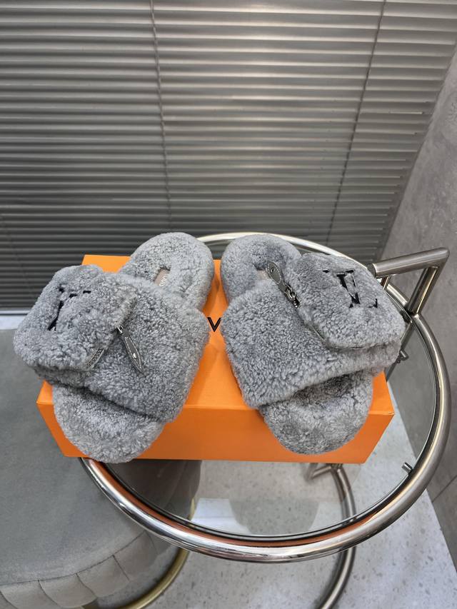 Lv new wool slippers, pocket slippers, a must-have for lazy people. They're addi