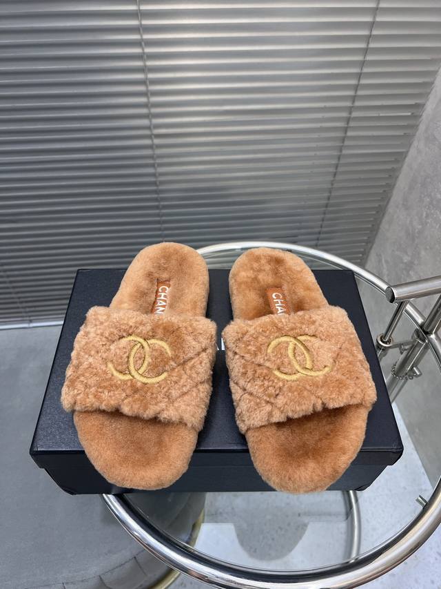 Chanel's new Mi'er wool slippers are a must-have for lazy people. They're addict