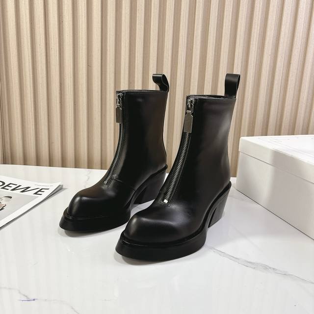 McQueen's new 25Ss minimalist leather high boots are incredibly soft, comfortabl