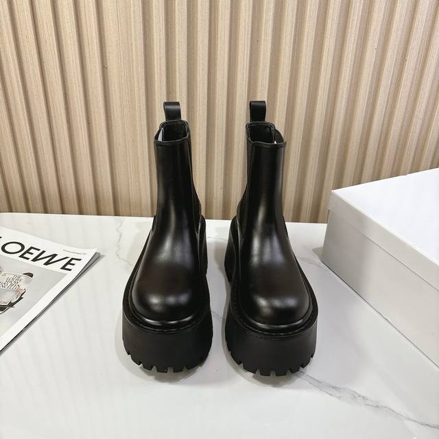 Balenciag* Balencia 25 autumn and winter platform ankle boots. A pair of 25 is n