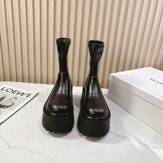 Balenciag* Balencia 25 autumn and winter platform ankle boots. A pair of 25 is n