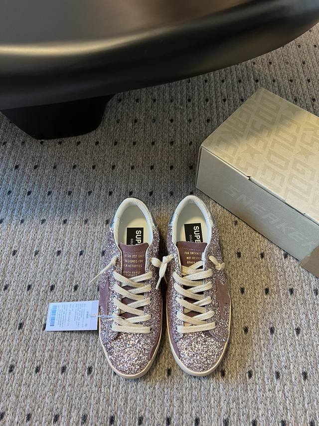 Shopping-level Goldengoose pink star distressed dirty shoes. Golden Goose's late