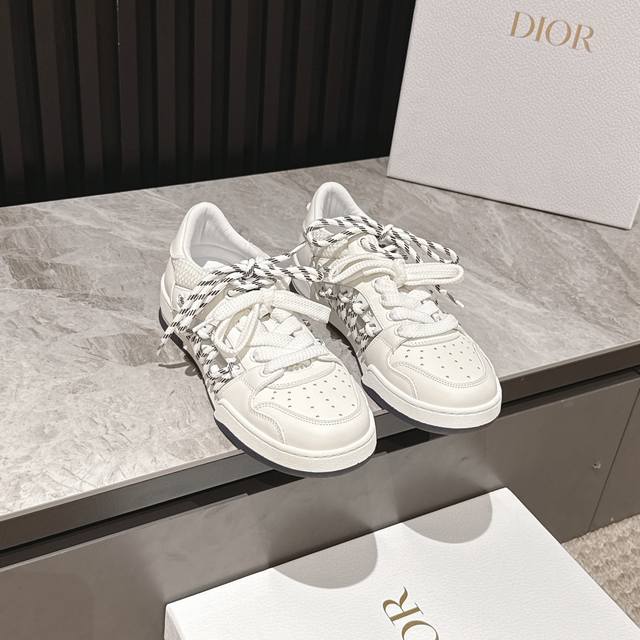 Dior's new couple-size hollow two-tone shoelace low-top sneakers. This Dior Firs