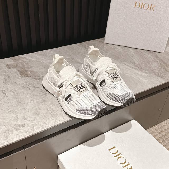 Dior couple's flying woven casual sneakers. The soft and breathable upper comple