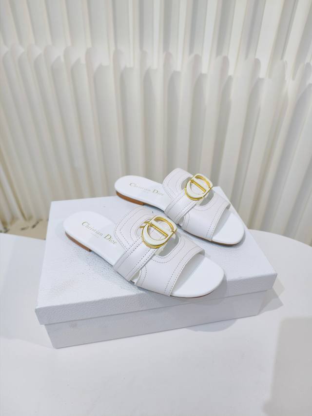 Dior's fall hit is here! This C'Est Dior low-heeled sandal is elegant and stylis