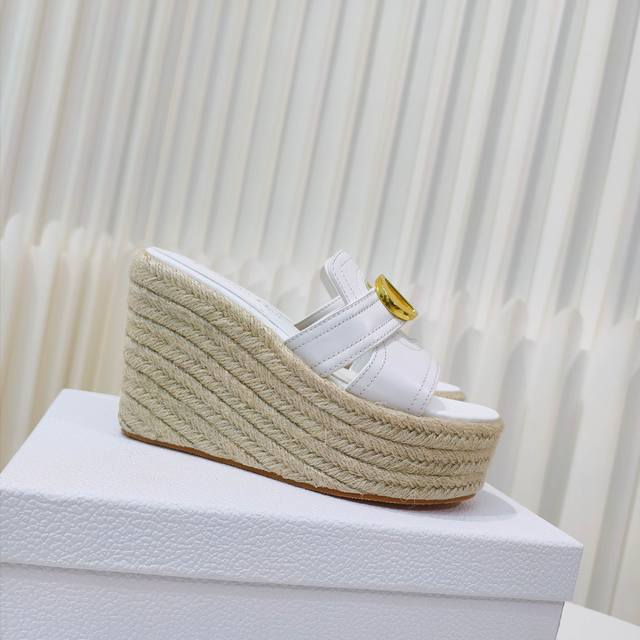 Dior's fall sandals are now available! These D-Club slippers feature a hollowed-