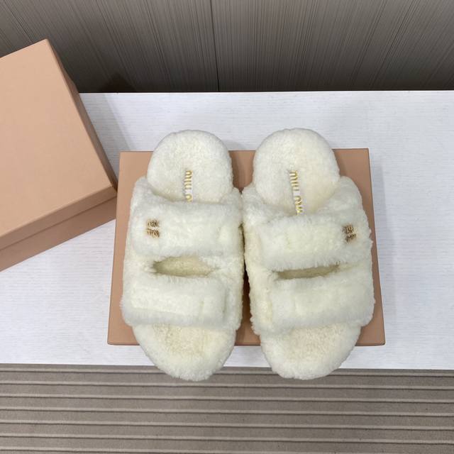 Factory Price: P. Miu Miu's 2025 Vs new wool slippers are a versatile and fashio