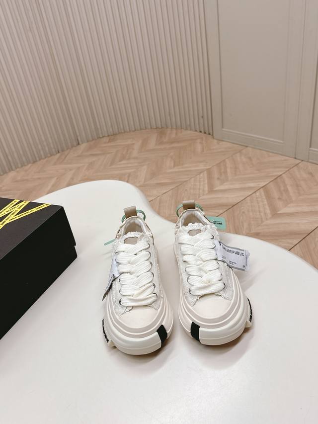 Smilerepublic* Tan Jianci's open-mouthed smile casual shoes are so cool and styl