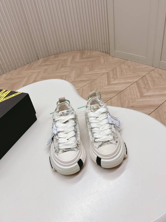 Smilerepublic* Tan Jianci's open-mouthed smiley casual shoes are so cool on so m