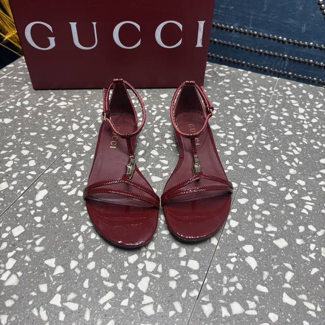 Gucci's latest T-strap sexy flat sandals are the top-of-the-line version, a 1:1