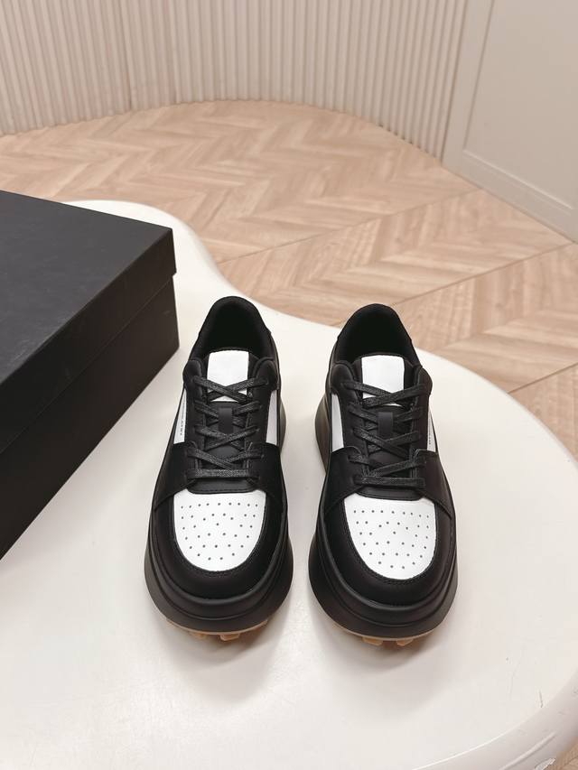 Dymonlatry, a niche fashion brand, recommends the popular retro thick-soled plat