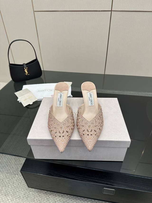 a woman's elegant temperament Upper: Hollow suede with laser hot-drilling crafts