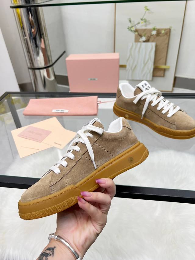 Miumiu casual white shoes are so beautiful! Made of soft leather, they are delic
