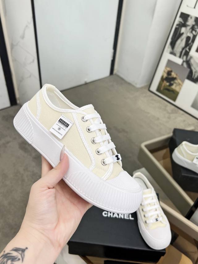 Hello, ladies! Today, I'm bringing you a pair of versatile Chanel canvas shoes f