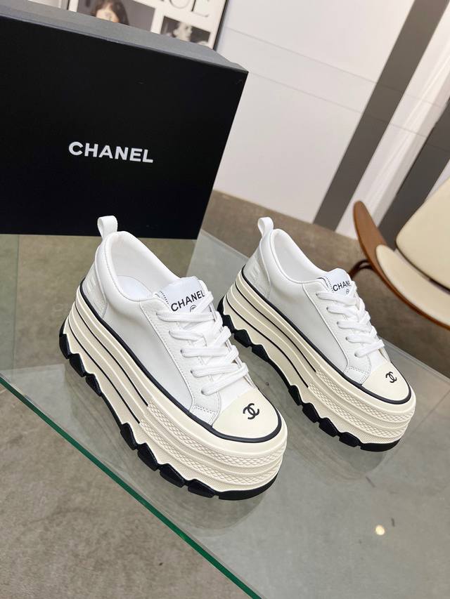 Chanel's new retro platform biscuit shoes showcase a relaxed look, allowing you