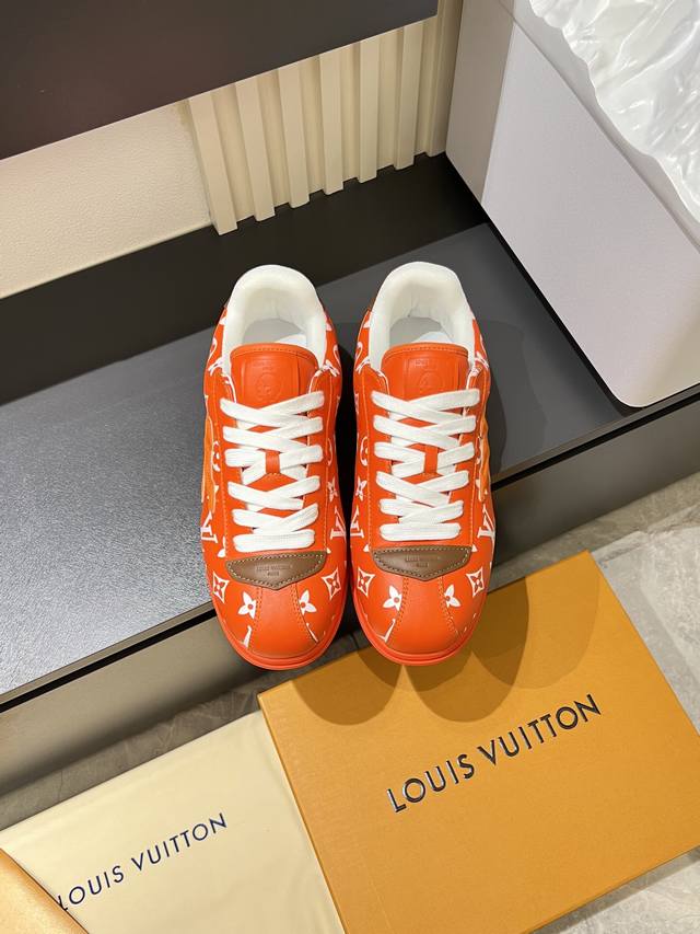 Louis Vuitton high-end, original casual sneakers. Upper: Nappa calfskin. Color-p