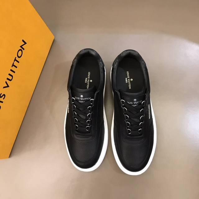 Outs *Uitto* new men's sports casual shoes, this sneaker combines grained calfsk