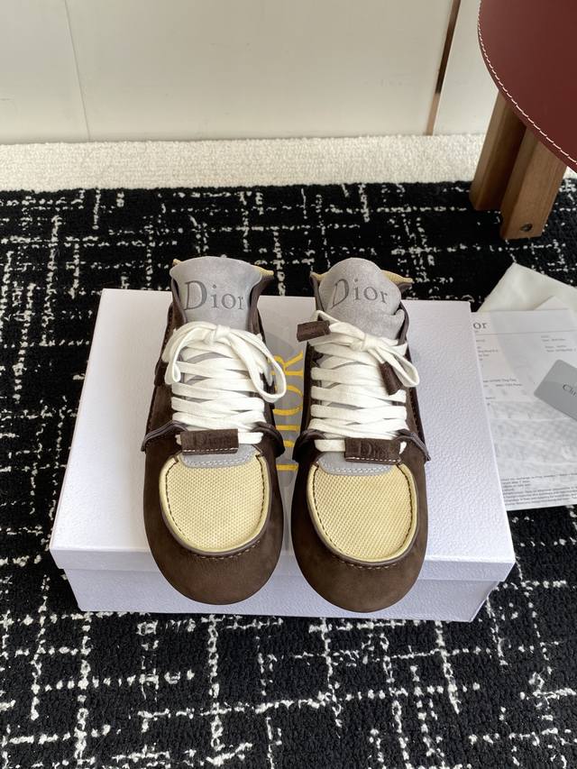 Dior Roadie collection, a handmade casual sneaker for couples, is a pair of shoe