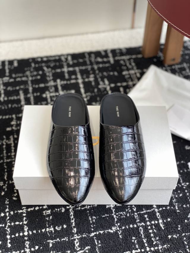 New Roman Mules from The Row, a Dongguan-based purchasing agent. I fell in love
