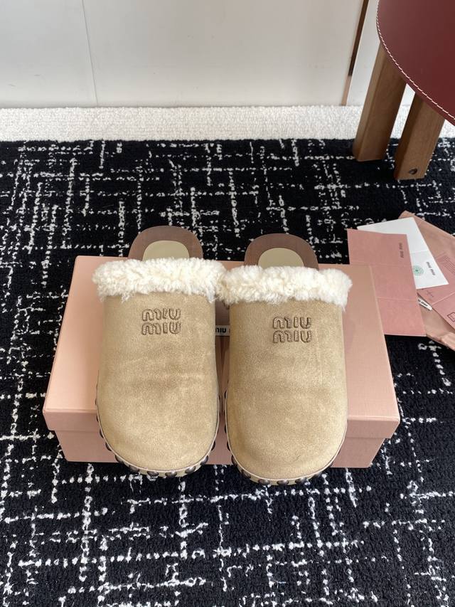 Shopping-grade Miu Miu cotton-padded sandals. 2025 Fall/Winter new styles. Uniqu
