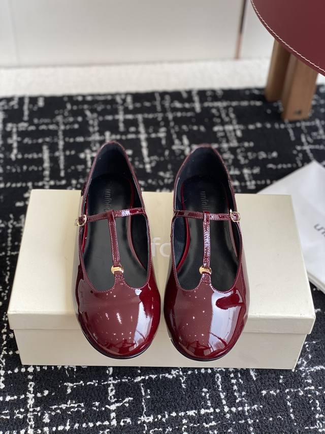 Unfolio 25Ss new round-toed Mary Jane upper is made of special textured wrinkled