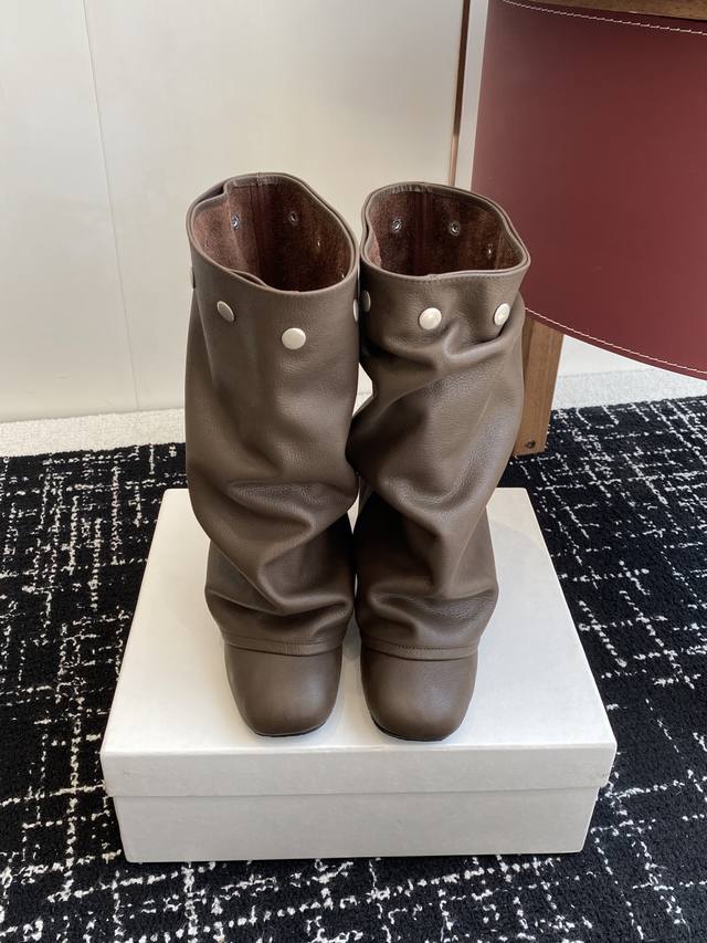 Paloma Wool new arrival, one shoe for multiple wears. Sharp leather stitching an