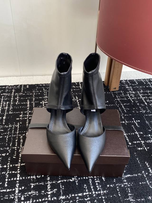 Alaia 25 new arrow-shaped stretch ankle boots with hollowed-out sandals. These p