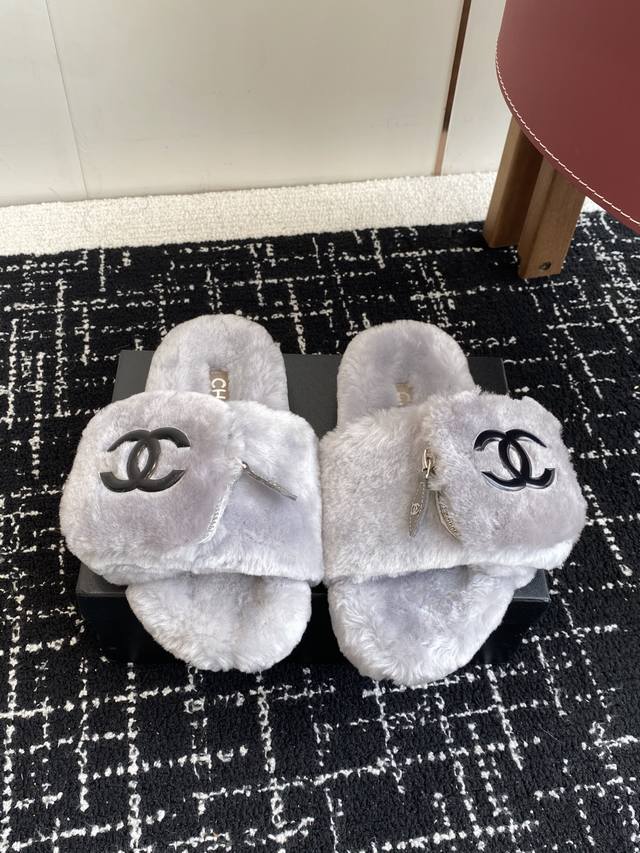Shopping-level Chanel classic four-season double C fur slippers! These fur slipp