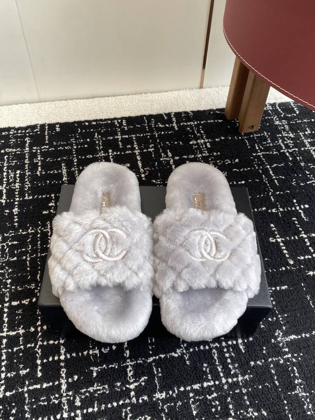 Shopping-level Chanel classic four-season double C fur slippers! These fur slipp