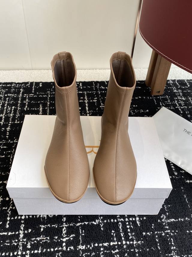 The Row 25Ss official website's latest stretchy slimming boots are the best pair