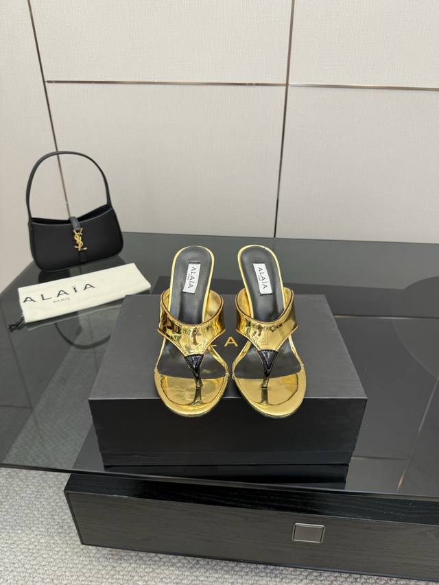 Alaa High Love triangle flat slippers. This pair is a must-have on the internet