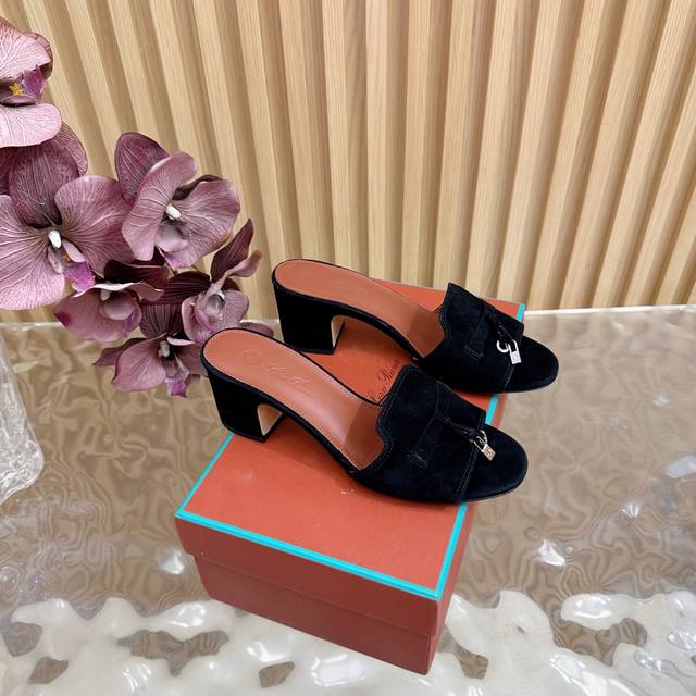 Loro Piana L classic and beautiful slippers, flats, minimalist style, retro and