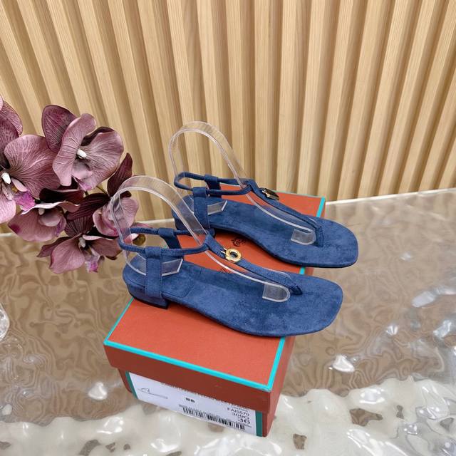 Loro Piana L classic and stunning flip-flop sandals, flats, and single shoes. Mi