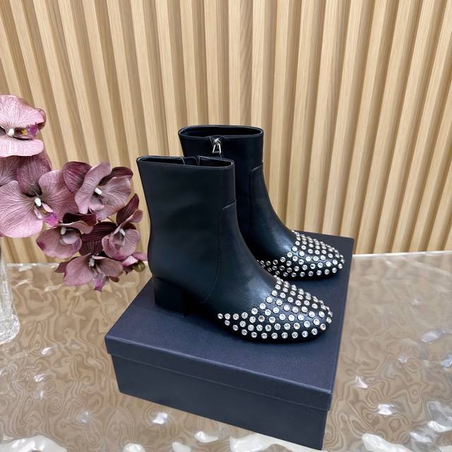 Alaia 25Ss early fall new diamond Chelsea boots. Azzedine Alaia, a French high-e