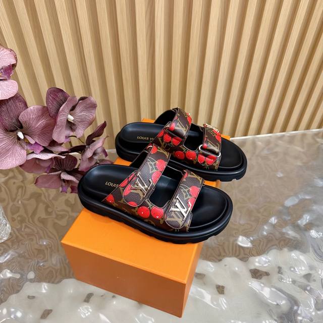 Lv Donkey 25Ss Spring/Summer new Velcro Cherry Series casual beach slippers. The
