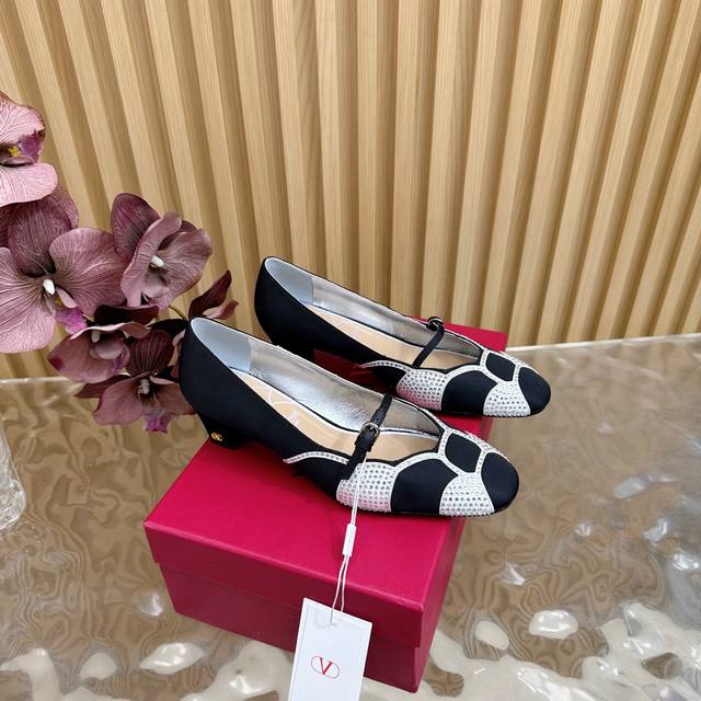 High-end Valentino Mary Janes with thick heels. The exquisite texture is very ea