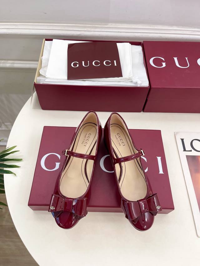 Gucci 25 G flagship collection is finally here! It's a must-have! A classic, rei