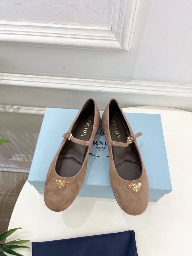 Prada 25 counter catwalk model early spring new Nappa triangle suede ballet flat