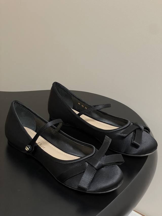 Premium quality with a luxury airplane box. 25Ss Early Spring collection: Dior D