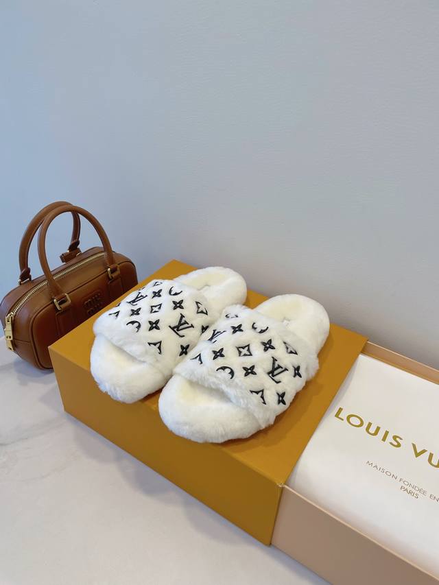 Who doesn't love fluffy slippers? Fashion Girl's LV lambswool slippers are so cu