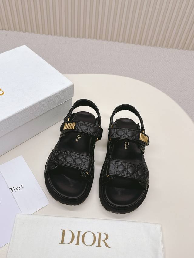 High-end embroidered Dior sandals, the latest model from Dior, are stylish. Thes