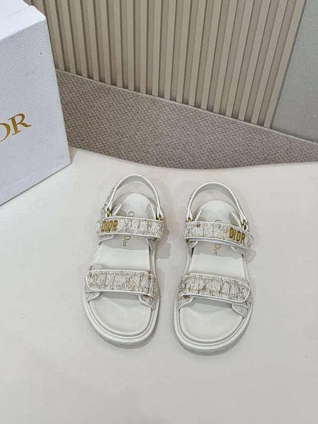 High-end embroidered white velvet with gold thread, the latest Dior sandal. This
