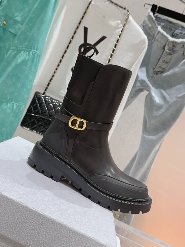 New Dior Empreinte Ankle Boots, the highest-end version, feature a "Cd" logo on