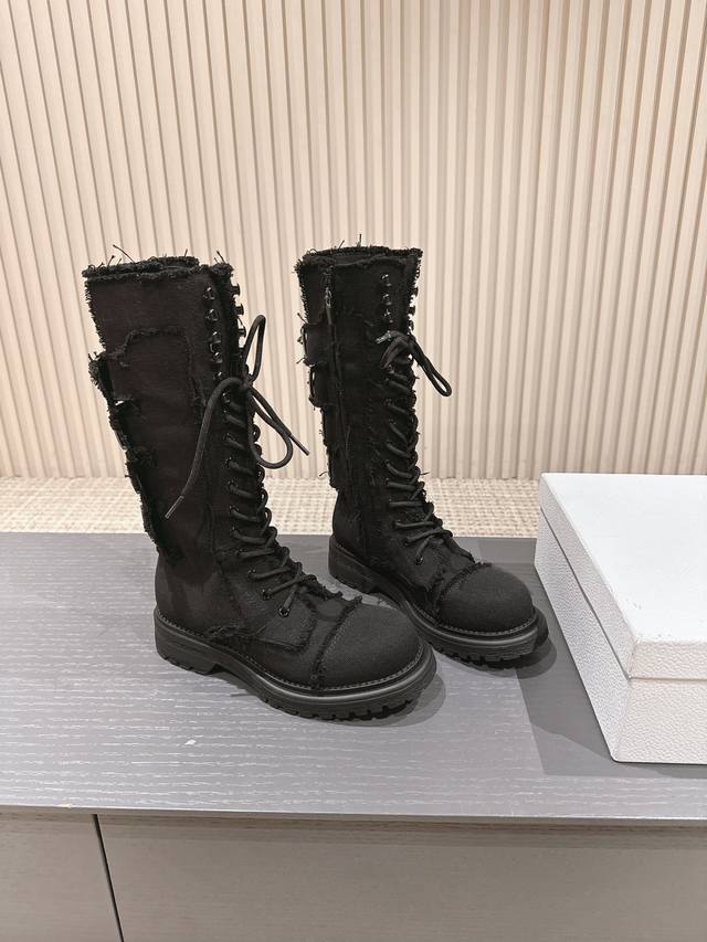 a classic boot from the D-Major series, a new autumn/winter collection. The shaf
