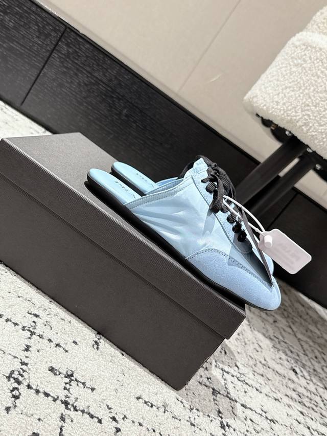 New lace-up casual slippers with soft rubber soles are known for their "cloud-li
